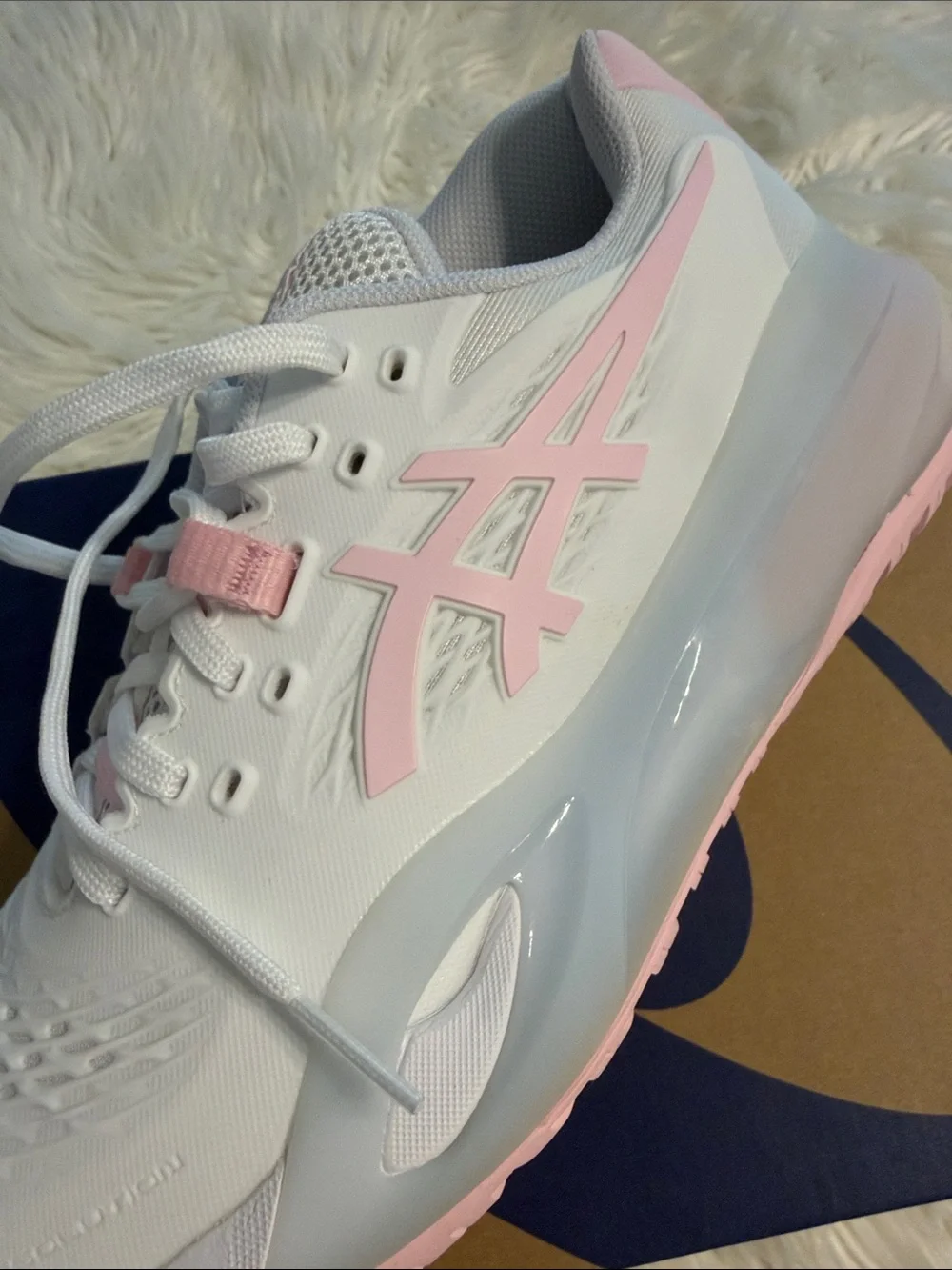 ASICS Women's White and Pink Athletic Running Shoes size 9.5 brand new with box